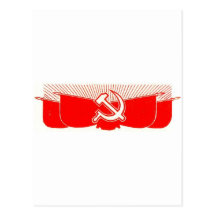 Marteau, faucille, et drapeaux rouges carte postale