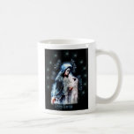 Mary prient la tasse