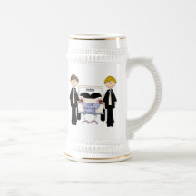 Masculin gai épousant juste le tee - shirt et les  tasse
