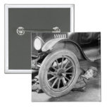 mécanicien de voiture de femme des années 1920 badge avec épingle