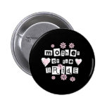 Mère de blanc de jeune mariée sur le noir badge