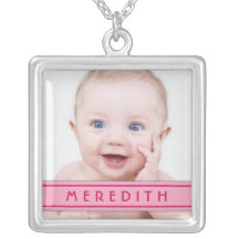 Modèle photo de bébé avec le collier de plaque d'i