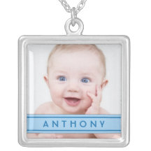 Modèle photo de bébé avec le collier de plaque d'i