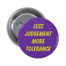 MOINS DE JUGEMENT PLUS DE TOLÉRANCE BADGE AVEC ÉPINGLE