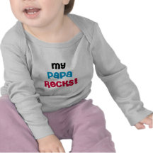 Mon papa bascule le T-shirts et les cadeaux