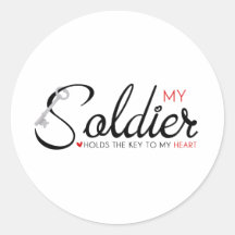 Mon soldat tient la clé sur mon coeur autocollant rond