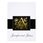 Monogramme élégant d'or un faire-part de mariage