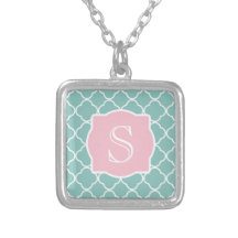 Monogramme rose vert clair de Quatrefoil Collier