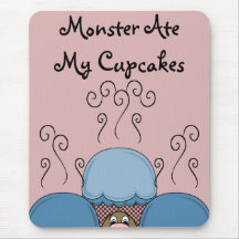 Monstre mignon avec les petits gâteaux bleus et pa tapis de souris