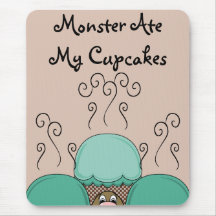 Monstre mignon avec les petits gâteaux cyan et par tapis de souris