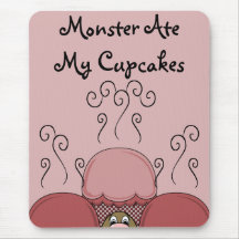 Monstre mignon avec les petits gâteaux givrés par  tapis de souris