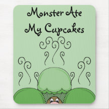 Monstre mignon avec les petits gâteaux givrés par  tapis de souris