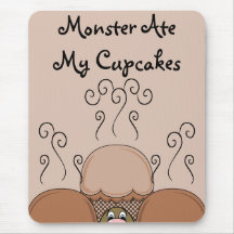 Monstre mignon avec les petits gâteaux givrés par  tapis de souris