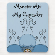 Monstre mignon avec les petits gâteaux givrés par  tapis de souris
