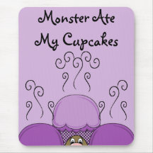 Monstre mignon avec les petits gâteaux givrés par  tapis de souris