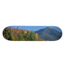 Montagne de Whiteface au-dessus de peu d'étang de  Planches À Roulettes Customisées