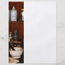 Mortier et pilon dans le drugstore prospectus en couleur