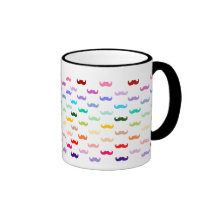 Motif coloré de moustache d'arc-en-ciel sur le noi tasse