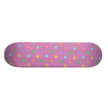 Motif de porc d'arc-en-ciel sur le rose plateau de skateboard