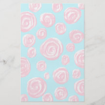 Motif de rose de rose en pastel sur bleu-clair. prospectus