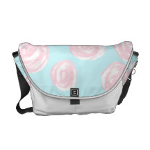 Motif de rose de rose en pastel sur bleu-clair. sacoche