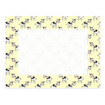 Motif noir et blanc de vache sur jaune-clair carte postale