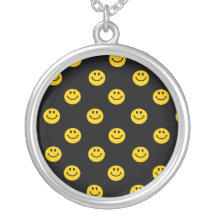 Motif souriant jaune de visage collier
