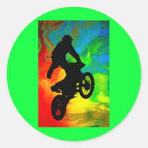 Motocross dans la fusion solaire autocollant rond
