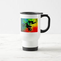 Motocrossing dans éruption tasse à café