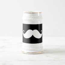 Moustache blanche de guidon de monsieur sur le noi tasse à café