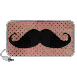 Moustache drôle sur l'arrière - plan rose mignon d haut-parleur mobile