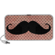 Moustache drôle sur l'arrière - plan rose mignon d haut-parleur mobile
