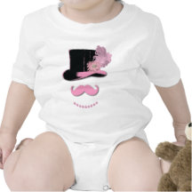 Moustache rose, chapeau supérieur, plumes, et fleu t-shirt