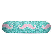 MOUSTACHE ROSE D'IRLY SUR L'EFFET TURQUOISE DE SCI PLATEAUX DE PLANCHE À ROULETTES