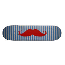 Moustache rouge drôle et rayures blanches bleues skateboards personnalisés