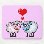 Moutons drôles de bande dessinée, épousant des cou tapis de souris