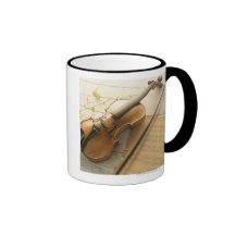 Musique de violon et de feuille tasse