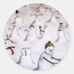 Mystère indiqué à la colline de bonhomme de neige autocollants ronds