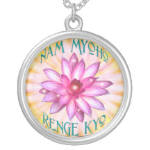 Nam Myoho Renge Kyo avec le collier de fleur de Lo