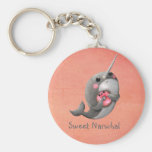 Narwhal timide avec le beignet porte-clef