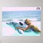Natation de Lotti B avec l'affiche de dauphin