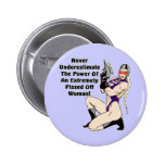 Ne sous-estimez jamais son T-shirts et cadeaux Badge