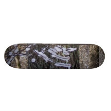 Neige avec un signe des arbres planches à roulettes