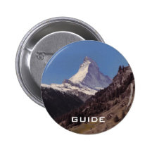 Neige sur le bouton alpin de forêt de ciel bleu de badge avec épingle