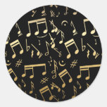 Notes musicales d'or sur l'arrière - plan noir adhésifs ronds