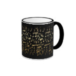 Notes musicales d'or sur l'arrière - plan noir tasse à café
