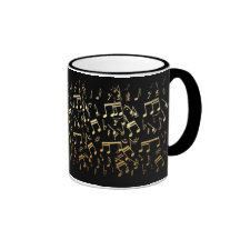 Notes musicales d'or sur l'arrière - plan noir tasse à café