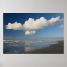 Nuage au-dessus de la côte affiches