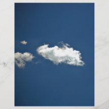 Nuage blanc pelucheux sur le ciel bleu profond prospectus personnalisés