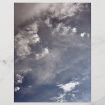 Nuages blancs sur le ciel bleu tract